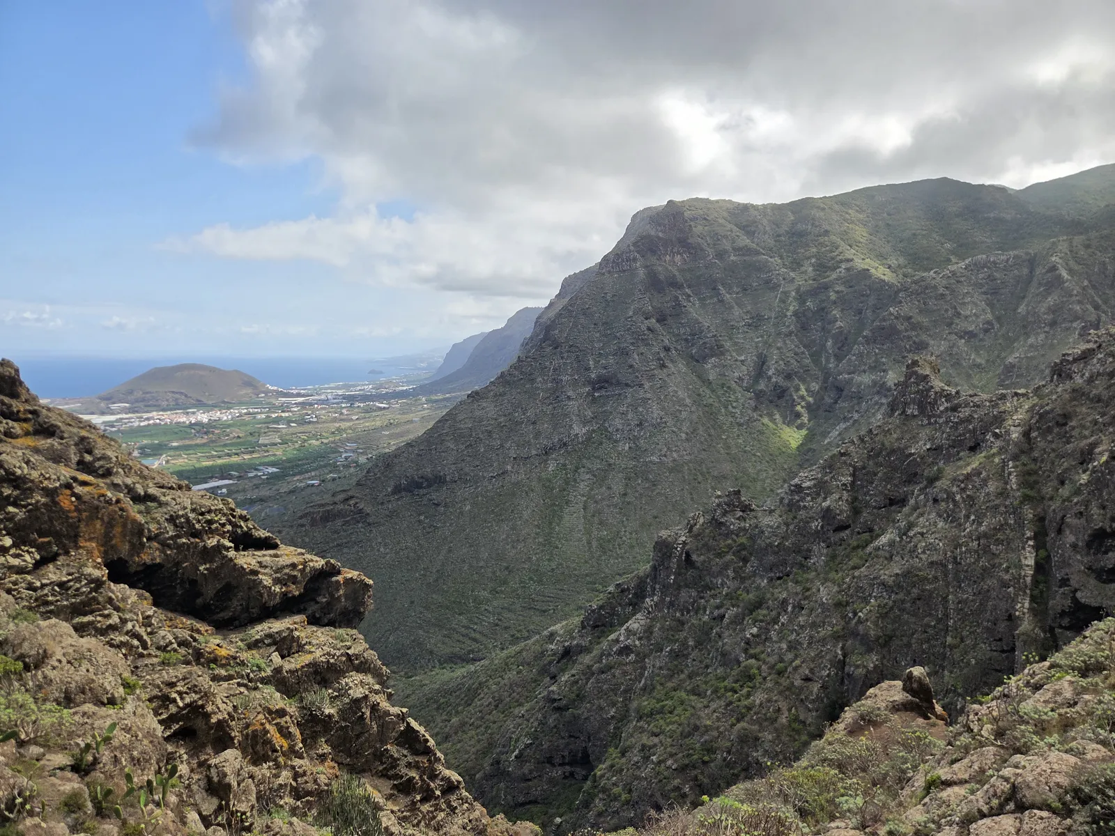 Barranco de laderas escarpadas con la costa de Buenavista y el océano al fondo desde el Camino del Risco